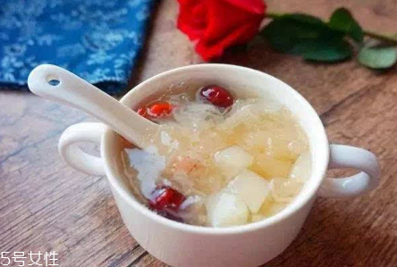 冰糖银耳炖雪梨的做法(冰糖银耳炖雪梨的做法窍门)