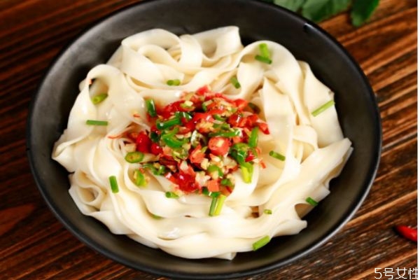 油泼面是哪里的特色(油泼面是哪里的特色美食)