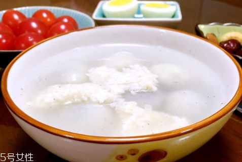 酒酿为什么上面一层总发霉(酿甜酒上面一层发霉了,正常吗)