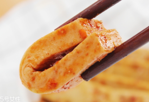 香香嘴豆干一盒多少包(香香嘴豆干怎么样)