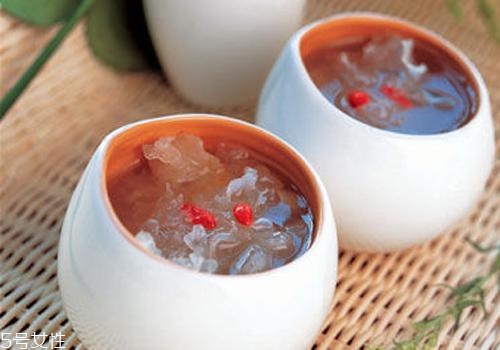 银耳莲子汤做法(莲子汤的做法)