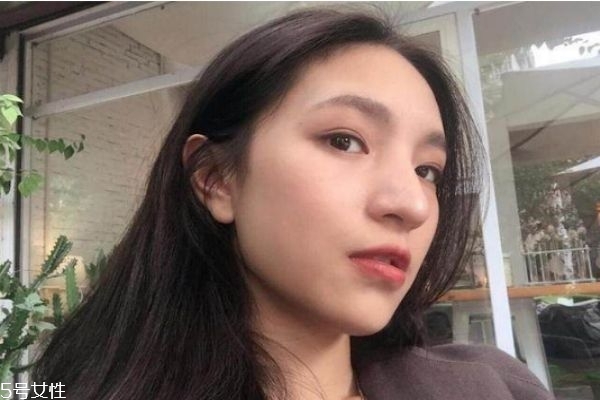 为什么有时候用完粉底液脸色会暗沉(为什么我的粉底液上脸很暗沉)