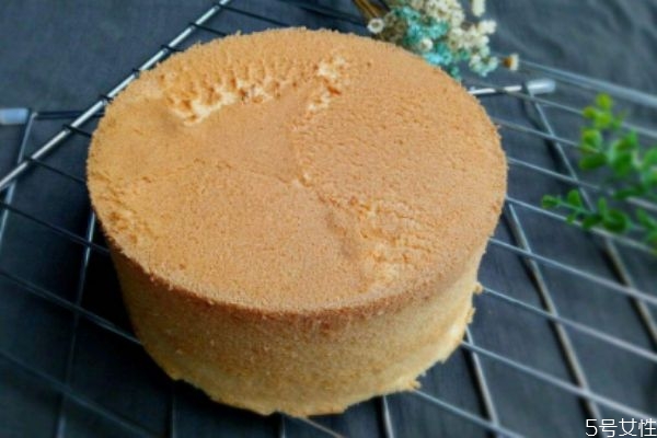戚风蛋糕为什么会塌陷(戚风蛋糕为什么会塌陷回缩)