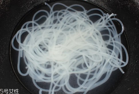 粉条怎么泡好(粉条怎么泡好 用热水还是凉水) 粉条怎么泡好(粉条怎么泡好 用热水还是凉水)