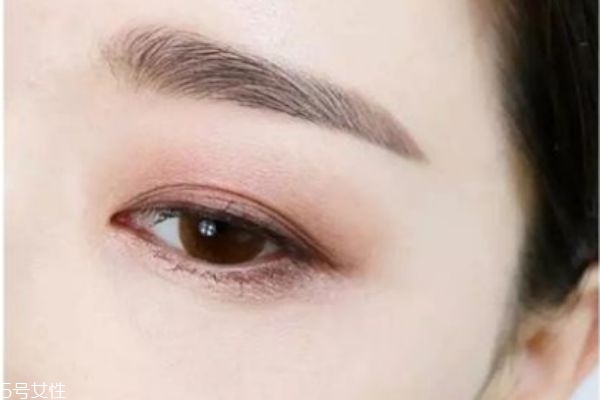 豆沙色眼妆画法(豆沙色眼影怎么涂好看)