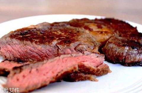 牛排的几种配食(牛排的搭配食材)