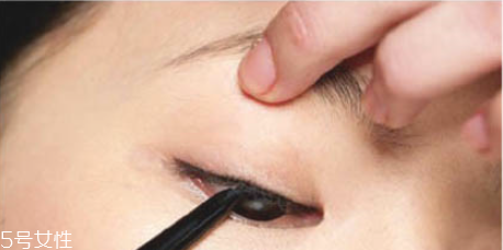 内双怎么画眼线图解教程(内双如何画眼线图解)