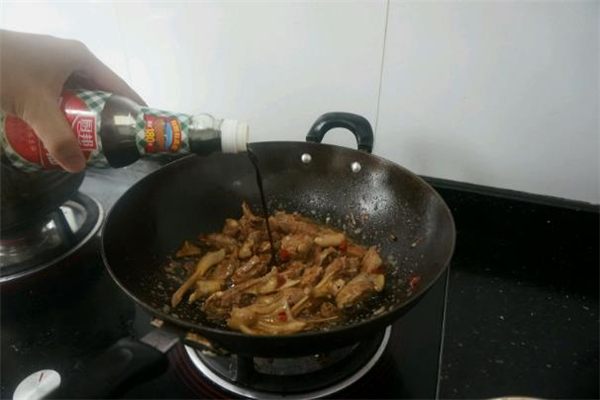 老抽和生抽的区别(老抽和生抽的区别和酱油)