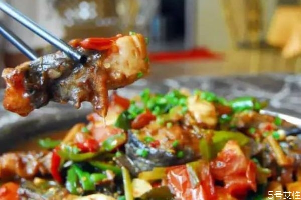 阳朔啤酒鱼用什么鱼做的(阳朔啤酒鱼用什么鱼做的)