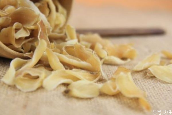 百合干吃起来比较苦正常吗(百合干吃着有点苦正常吗)