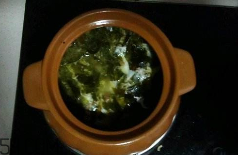 海带汤什么颜色(海带汤什么颜色是正常的?)