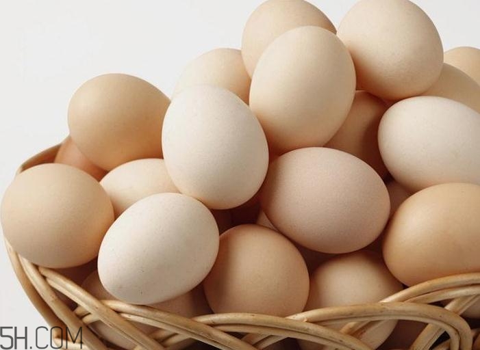 鸡蛋不能和什么一起吃(鸡蛋不能和什么一起吃会中毒)