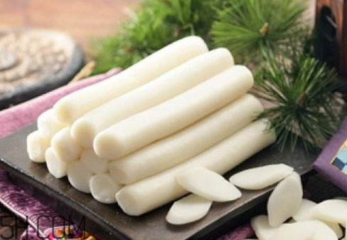 吃发霉年糕的危害(吃了发霉的年糕会怎样)