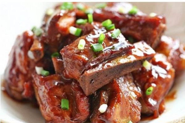 红烧排骨怎么做比较嫩(怎样红烧排骨又香又嫩)