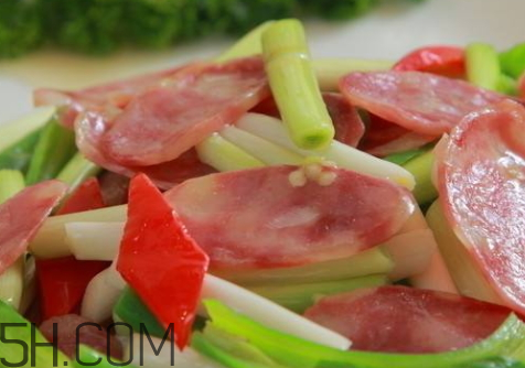 土豆炒腊肠的做法(土豆炒腊肠的做法)