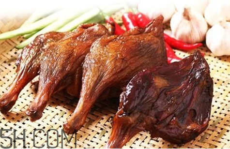腊鸭腿为什么会发霉(腊鸭腿为什么会发霉)