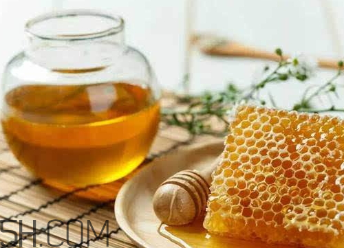 一勺蜂蜜加多少水合适(一勺蜂蜜加多少水合适的)