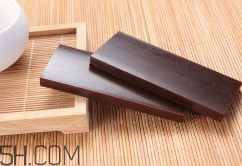 阿胶的真假鉴别(怎样鉴别阿胶的真假)