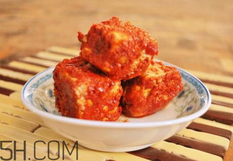 豆腐乳发酵颜色有粉色正常吗(发酵的豆腐乳表面粉色正常吗)