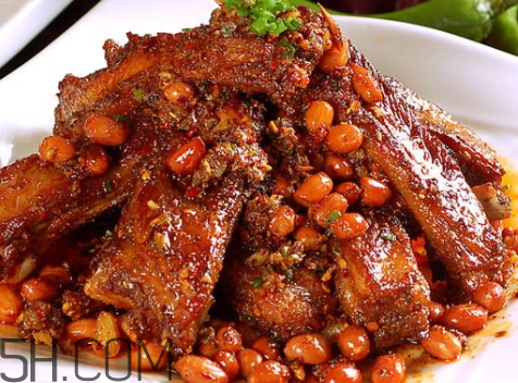 排骨怎么挑新鲜的(怎样挑排骨)