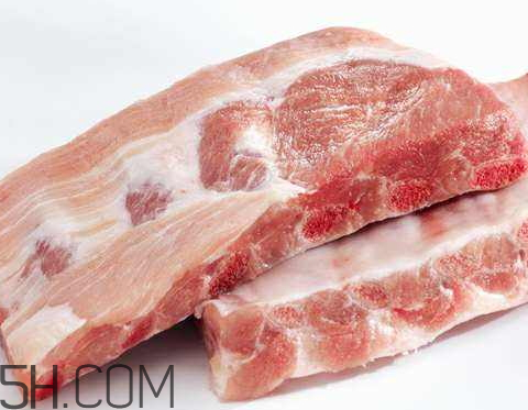 猪排骨的挑选方法(猪排骨怎么挑选)