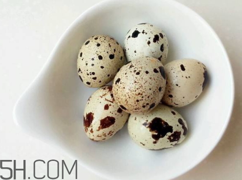 鹌鹑蛋上的斑点能吃吗(鹌鹑蛋上的斑点能吃吗)
