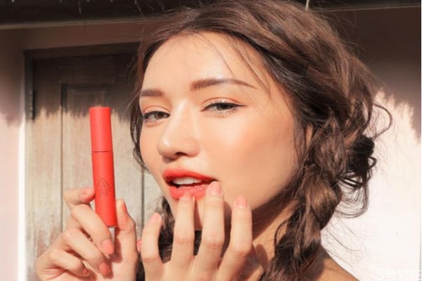 3ce丝绒唇釉和云朵唇釉的区别(3ce丝绒唇釉和云朵唇釉的区别)