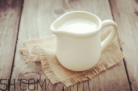 纯牛奶怎么做酸奶(纯牛奶怎么做酸奶最简单的方法)