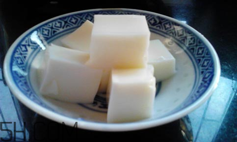 牛奶冻的做法(怎么做牛奶果冻)