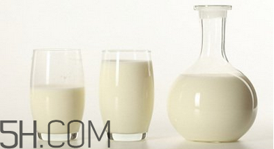 晚上喝牛奶的好处(晚上喝牛奶的好处和功效)