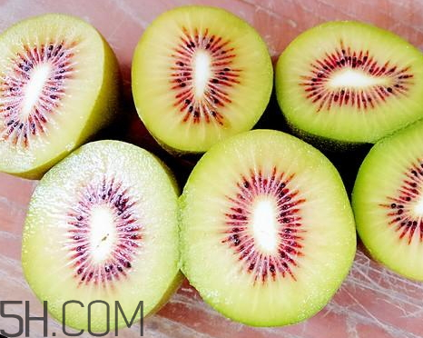 红心猕猴桃怎样熟的快(红心猕猴桃怎么样才算熟了)