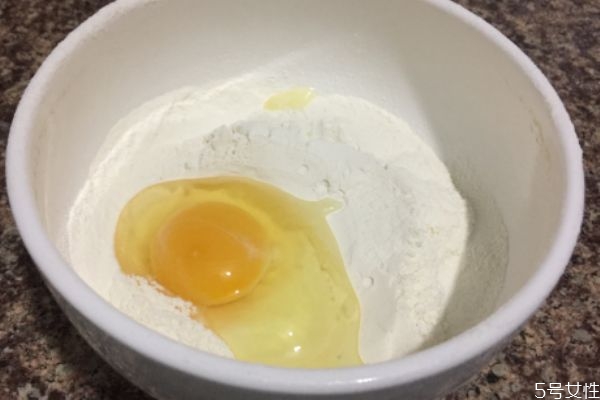 面粉和鸡蛋制作饼干的时候注意(用面粉和鸡蛋能做饼干吗)