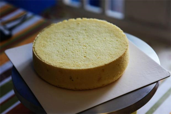 电饭煲做蛋糕的方法(电饭煲做蛋糕的方法 步骤和配料)