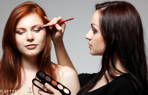 七种日常眼影搭配秘诀(眼影的基本搭配方法)