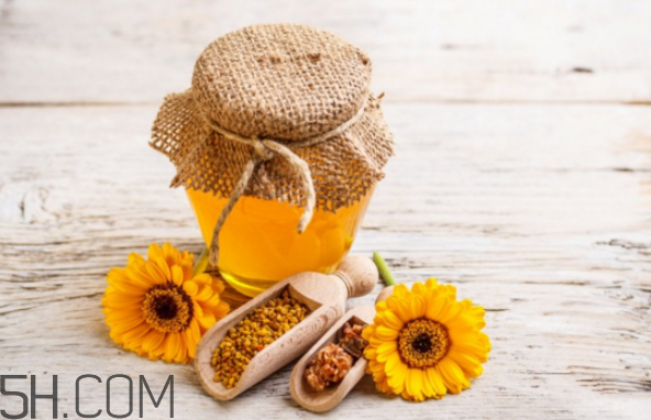 蜂蜜保质期一般是多久(蜂蜜可以放几年)