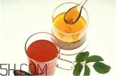 蜂蜜水的功效(蜂蜜水的功效和作用适合什么时间喝)