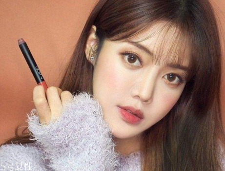 唇釉适合夏天还是冬天(唇釉适合冬天吗)