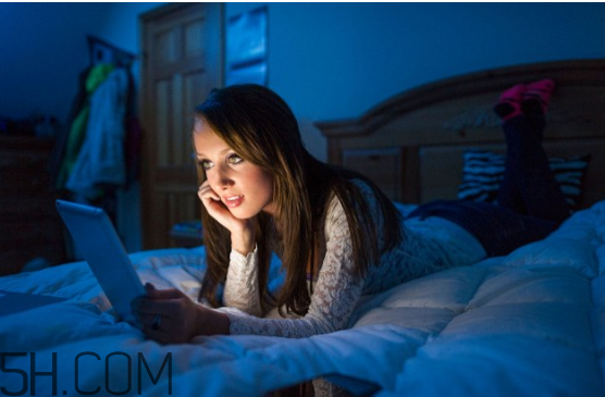 睡前玩手机会失眠吗(睡前看手机容易失眠吗)