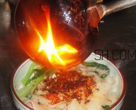 油泼面的做法(油泼面的做法最正宗的做法) 油泼面的做法(油泼面的做法最正宗的做法)