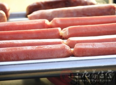 吃烤肠有哪些危害(吃烤肠有什么危害)