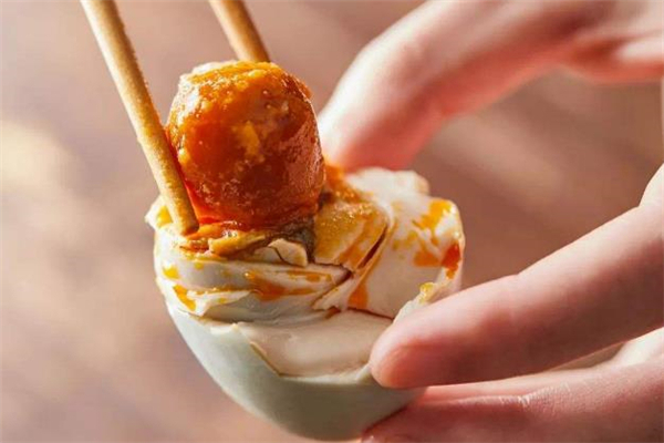 咸鸭蛋怎么吃(咸鸭蛋怎么吃比较好吃) 咸鸭蛋怎么吃(咸鸭蛋怎么吃比较好吃)
