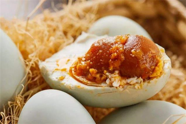 咸鸭蛋的营养价值(咸鸭蛋的营养价值及功效和作用)