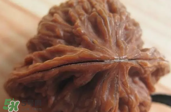 核桃为什么会开裂(文玩核桃为什么会开裂)