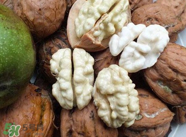 新鲜核桃怎么给宝宝吃(新鲜核桃怎么给宝宝吃营养)