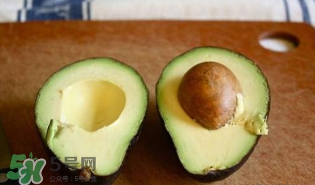 牛油果快速切块去皮的方法(牛油果怎么去皮切片)