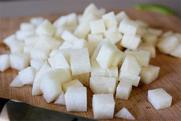 凉薯炖汤的好处(凉薯煮汤喝有什么好处)