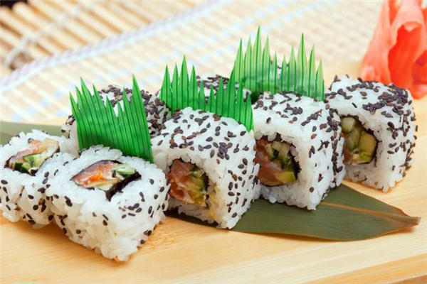 吃寿司容易胖吗(晚上吃寿司容易胖吗)