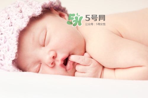 宝宝爽身粉如何选购(婴儿爽身粉怎么选择)