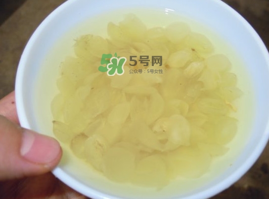 皂角米泡发的水是黄色的正常吗(皂角米泡发的水很黄)