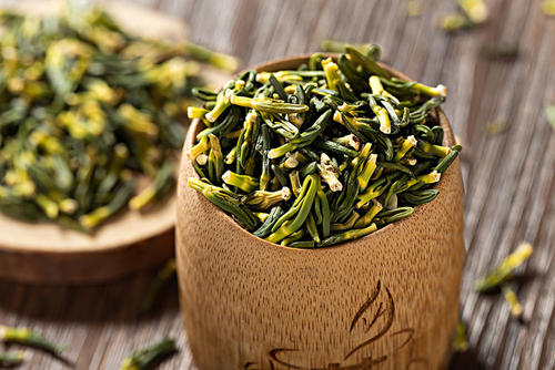 吃莲子芯治疗失眠有效吗(莲子心能治失眠吗)